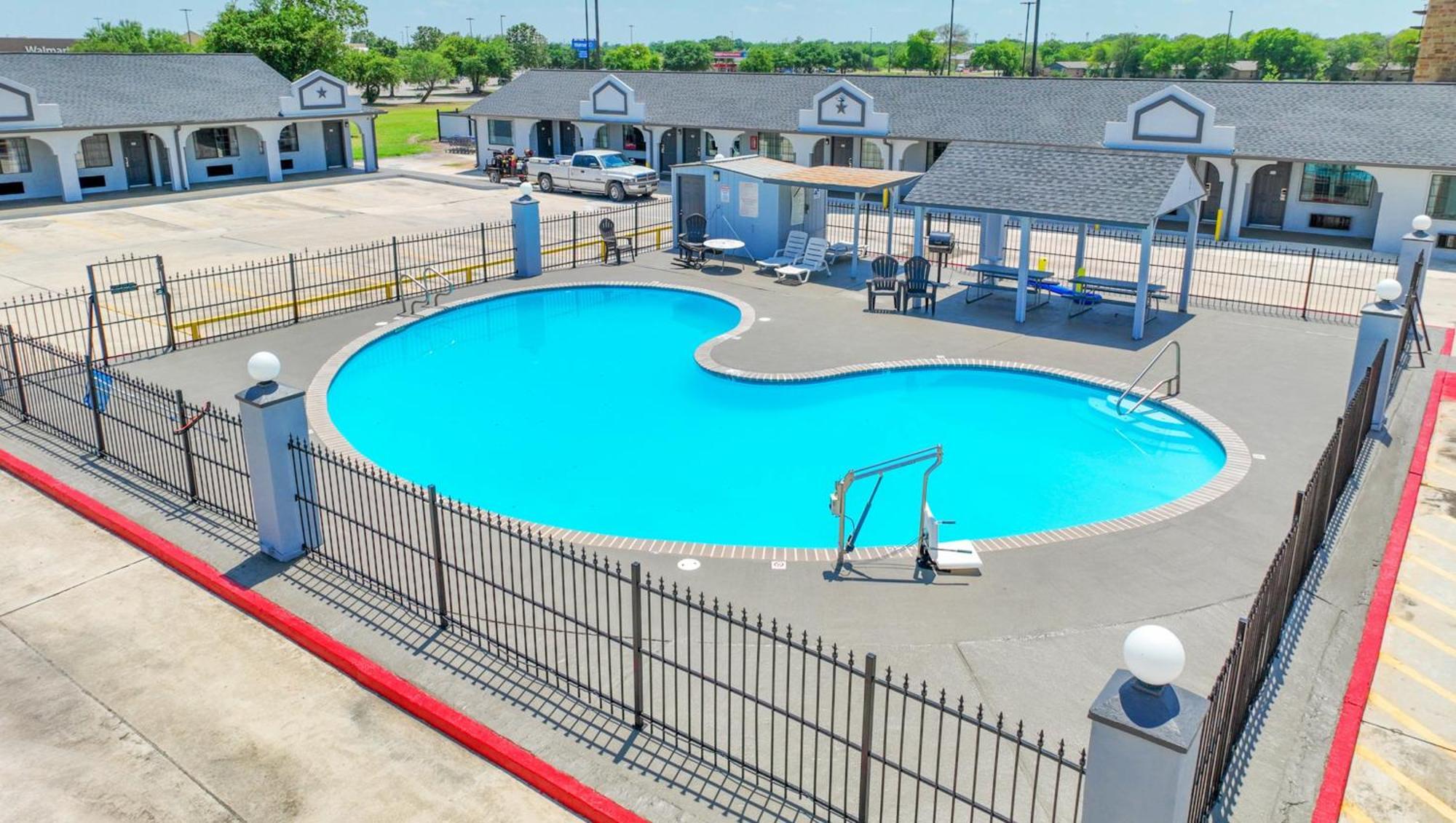 Executive Inn Hondo Exterior photo